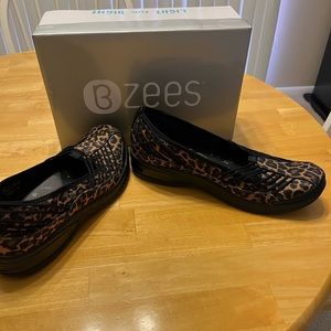 Women’s size 11 B-Zees comfort shoe. Excellent/like new condition! Worn once.